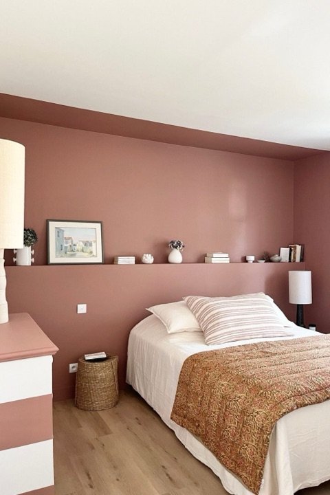 Chambre peinte en terracotta avec tête de lit maçonnée et tablette intégrée
