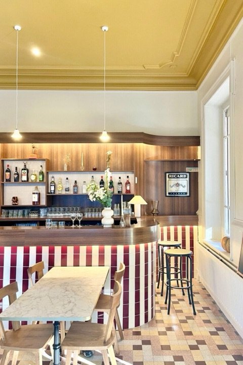 Comptoir de bar en faïence bordeaux et blanche avec sol en mosaïque à Bordeaux